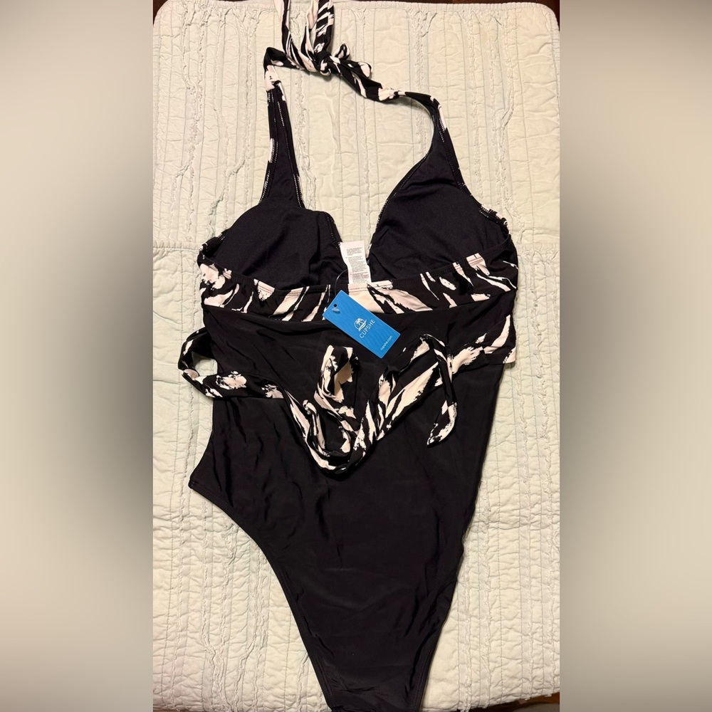 Cupshe Black and White Women's One Piece - Picture 8 of 8